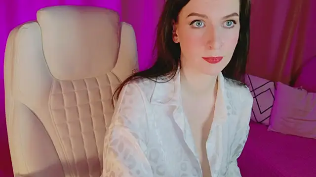 Snapshot of AndreaAshton chatting on December 10, 2024, 4:49 pm AndreaAshton online show from December 10, 2024, 4:49 pm