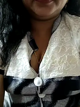 Snapshot of cuteyqueen chatting on January 13, 2025, 4:39 am cuteyqueen online show from January 13, 2025, 4:39 am