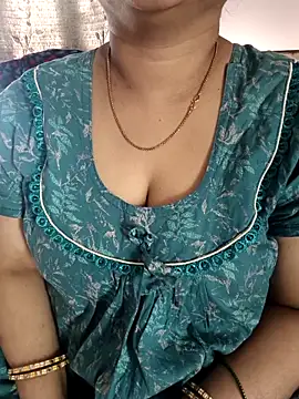 Snapshot of cuteyqueen chatting on February 3, 2026, 6:40 am cuteyqueen online show from February 3, 2026, 6:40 am