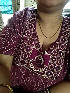 Snapshot of cuteyqueen chatting on February 19, 2026, 10:44 am cuteyqueen online show from February 19, 2026, 10:44 am