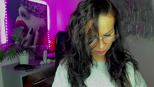 HelenLuxx online show from February 13, 2026, 4:25 pm