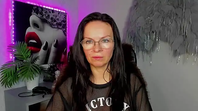 HelenLuxx online show from March 16, 2026, 2:54 pm