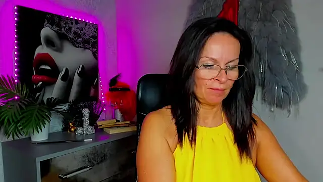 HelenLuxx online show from July 14, 2026, 12:33 pm