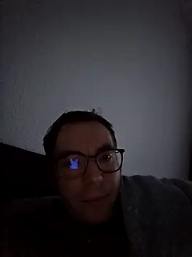 Schnubby1 online show from December 18, 2025, 3:07 pm