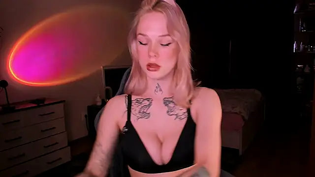 Snapshot of Polusladkoye chatting on April 7, 2026, 3:12 pm Polusladkoye online show from April 7, 2026, 3:12 pm