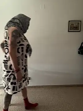 Snapshot of Kamaleonix chatting on October 9, 2025, 4:38 pm Kamaleonix online show from October 9, 2025, 4:38 pm