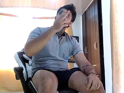 Snapshot of aronmiller404 chatting on May 2, 2026, 12:54 pm aronmiller404 online show from May 2, 2026, 12:54 pm