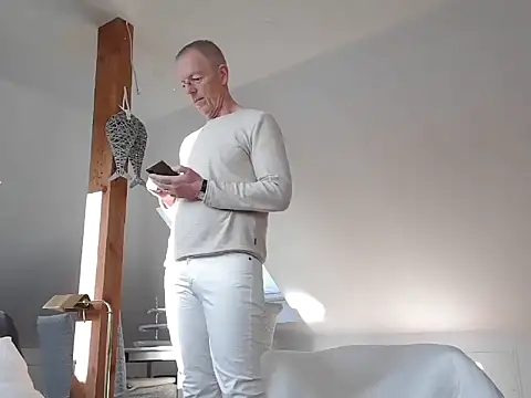 maxmueller321 online show from February 18, 2026, 9:05 am