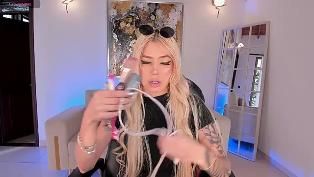 HannaConnor  online show from March 29, 2026, 6:08 pm