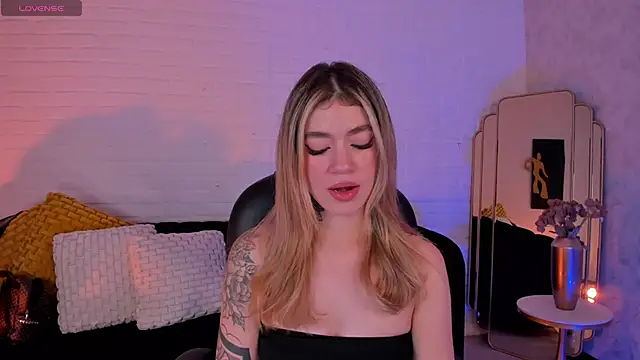 ViolettHansson online show from December 4, 2025, 6:38 pm