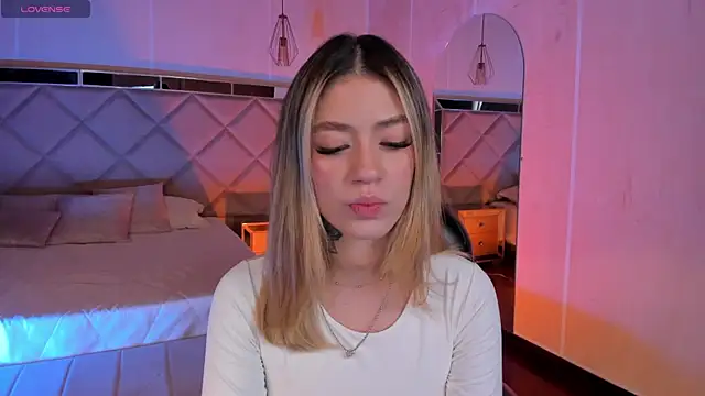 ViolettHansson online show from January 15, 2026, 6:44 pm