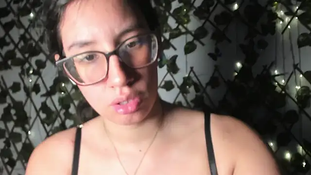 CoralineSanchez online show from October 17, 2025, 3:31 am