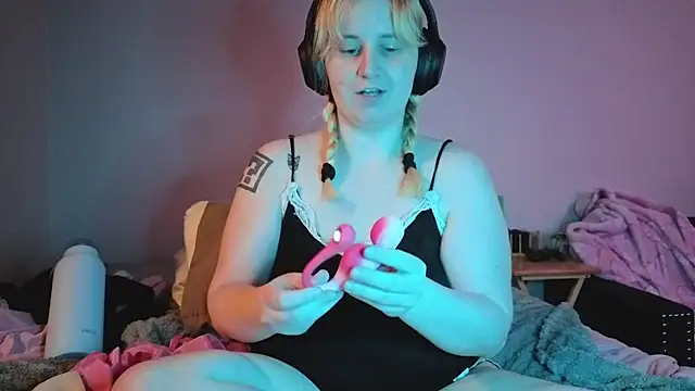 Glitch Witch online show from July 25, 2026, 5:05 am