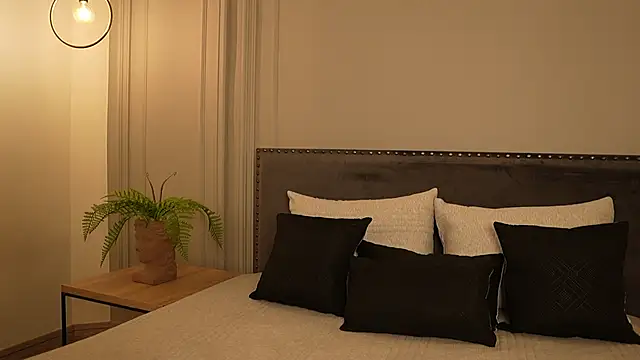 IrisBaker online show from February 4, 2026, 12:49 am