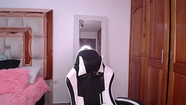 emilyaboott online show from April 7, 2026, 11:15 pm