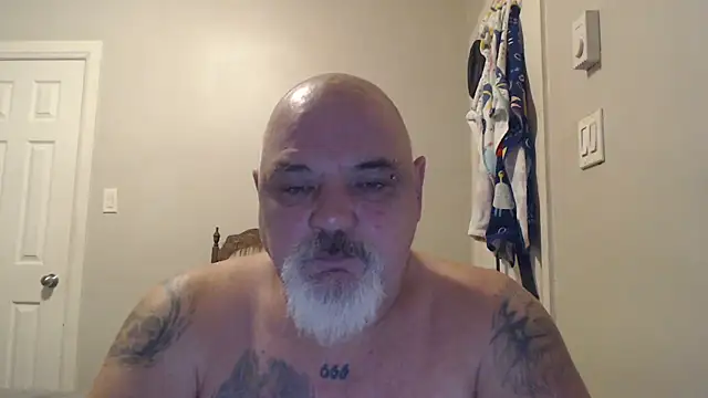 Newfiesausage1972 online show from February 28, 2025, 1:14 pm