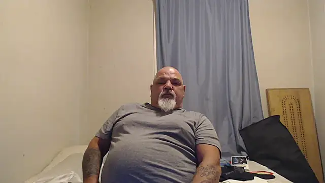 Newfiesausage1972 online show from September 10, 2025, 3:12 pm