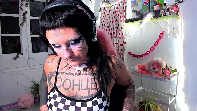 lady sontse  online show from December 19, 2025, 8:38 pm