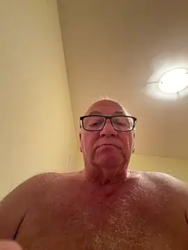 Snapshot of biggandybig chatting on April 22, 2026, 8:32 pm biggandybig online show from April 22, 2026, 8:32 pm
