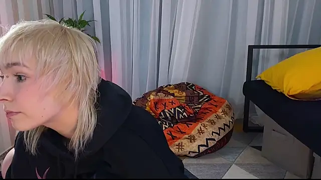 EmmyAmbros online show from June 3, 2026, 9:42 pm