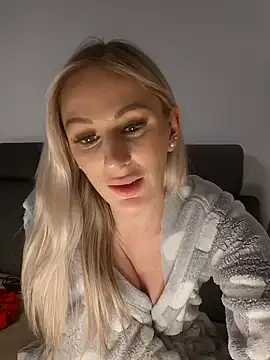 Snapshot of Liana_Lou chatting on January 19, 2025, 4:57 pm Liana Lou online show from January 19, 2025, 4:57 pm