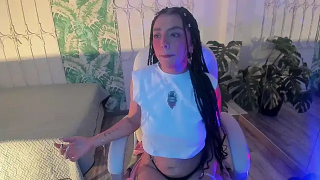 cute hollywood online show from December 18, 2025, 8:15 pm