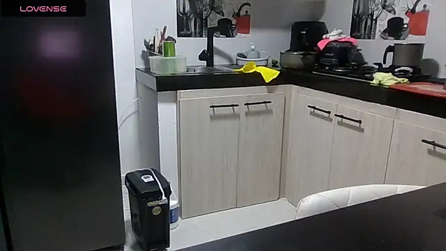 saramartinez1000 online show from April 14, 2026, 4:29 am