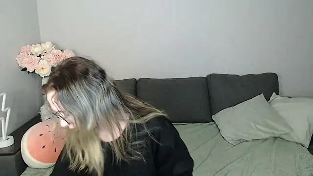 Mini Diva online show from October 11, 2025, 8:13 am