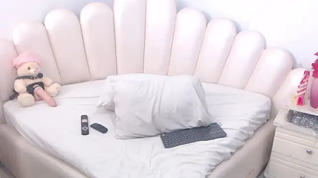 VioletXia  online show from February 20, 2026, 5:48 am