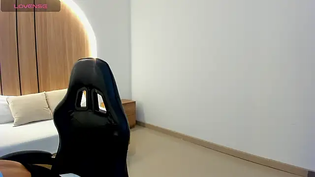 zoe danae  online show from April 10, 2026, 12:21 pm