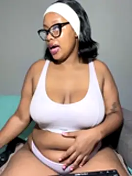 Snapshot of MimiCurves chatting on November 16, 2025, 6:57 pm MimiCurves online show from November 16, 2025, 6:57 pm