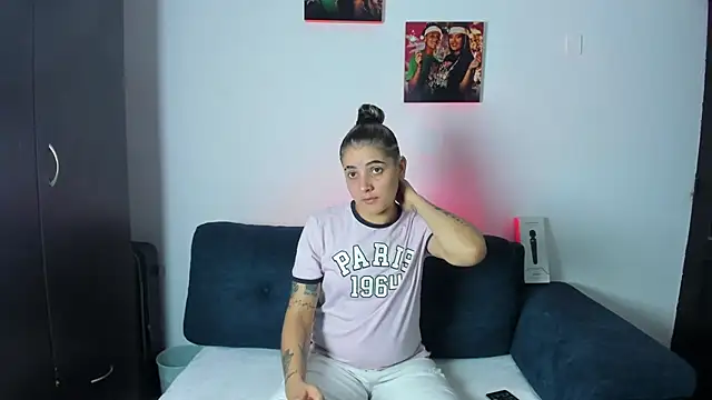 Snapshot of AndreaAndKarina chatting on October 3, 2025, 2:47 pm AndreaAndKarina online show from October 3, 2025, 2:47 pm