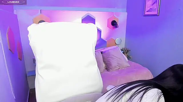 Hanna  Becker  online show from January 9, 2025, 8:34 am