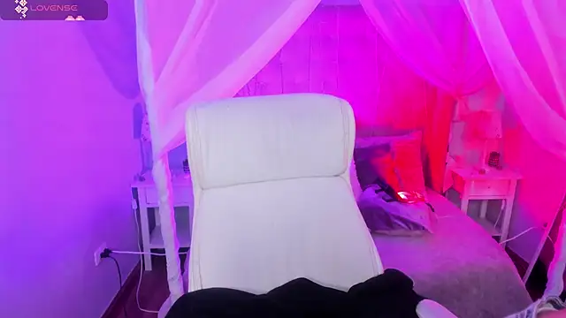 Hanna  Becker  online show from February 26, 2025, 3:32 am