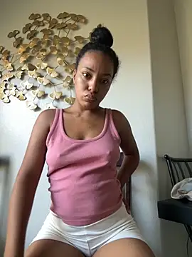 Snapshot of juicyyy323 chatting on October 5, 2025, 7:34 pm juicyyy323 online show from October 5, 2025, 7:34 pm