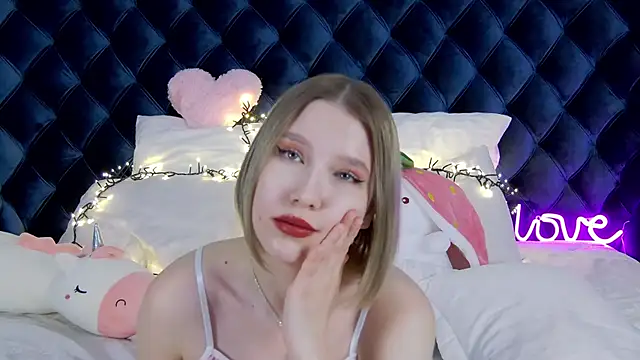 LiliLinn online show from March 3, 2025, 1:53 pm