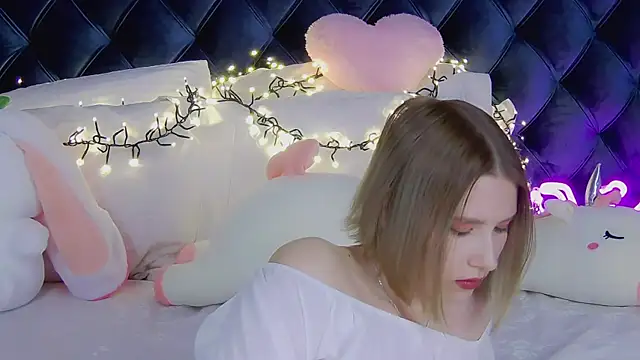 LiliLinn online show from March 8, 2025, 11:16 am