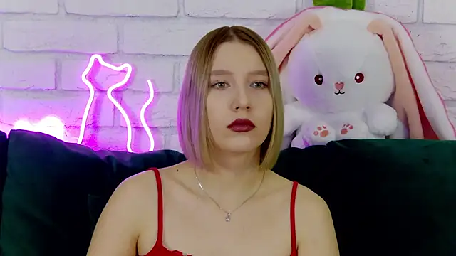 LiliLinn online show from March 10, 2025, 5:00 am