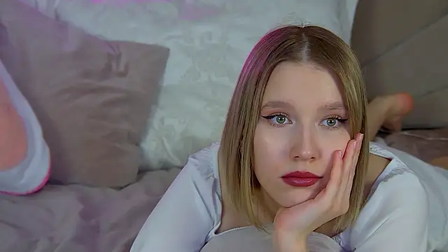 LiliLinn online show from March 11, 2025, 11:01 am