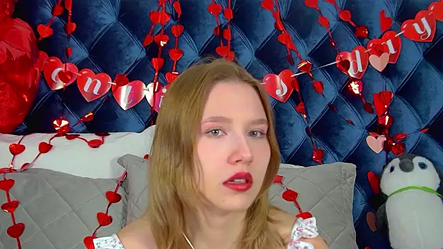 LiliLinn online show from February 16, 2026, 4:41 am