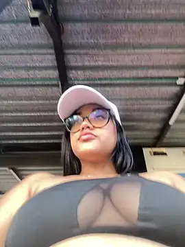 Snapshot of ElaEndez_ chatting on January 19, 2025, 10:28 pm ElaEndez online show from January 19, 2025, 10:28 pm