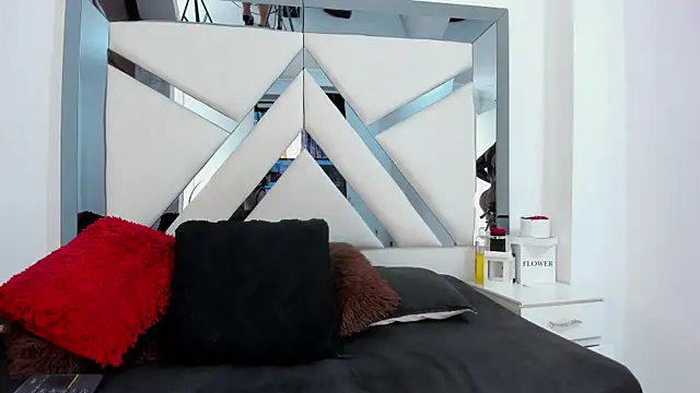 katherineFostel online show from November 18, 2025, 6:01 pm