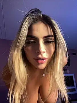 Snapshot of MiaWhitePink_ chatting on January 23, 2025, 10:32 am MiaWhitePink online show from January 23, 2025, 10:32 am