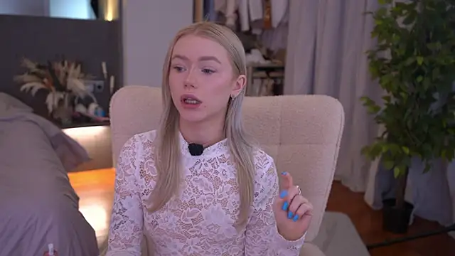 LexieLoree online show from April 4, 2026, 2:43 am