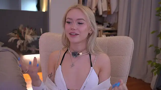 LexieLoree online show from April 6, 2026, 2:42 am