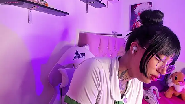 Snapshot of Akari1_Mischief chatting on December 19, 2024, 11:46 pm Akari1 Mischief online show from December 19, 2024, 11:46 pm