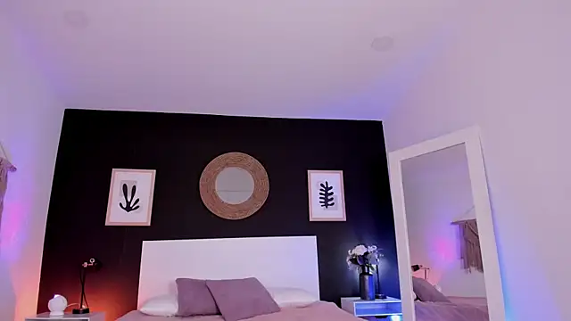 VioletPaket online show from September 9, 2025, 11:43 am