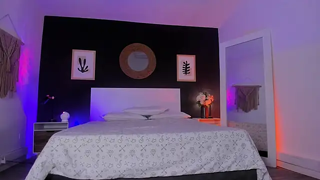 VioletPaket online show from November 4, 2025, 11:42 am