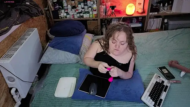 MiniNatalie online show from November 26, 2025, 11:33 am