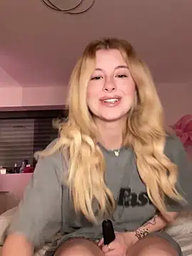 Snapshot of Mia-Minou chatting on February 4, 2025, 6:14 am Mia-Minou online show from February 4, 2025, 6:14 am